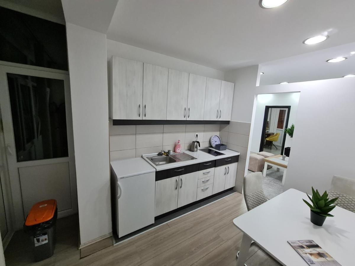 Ferienwohnung Vicente Pedestrian Street Apartman Ni Exterior foto