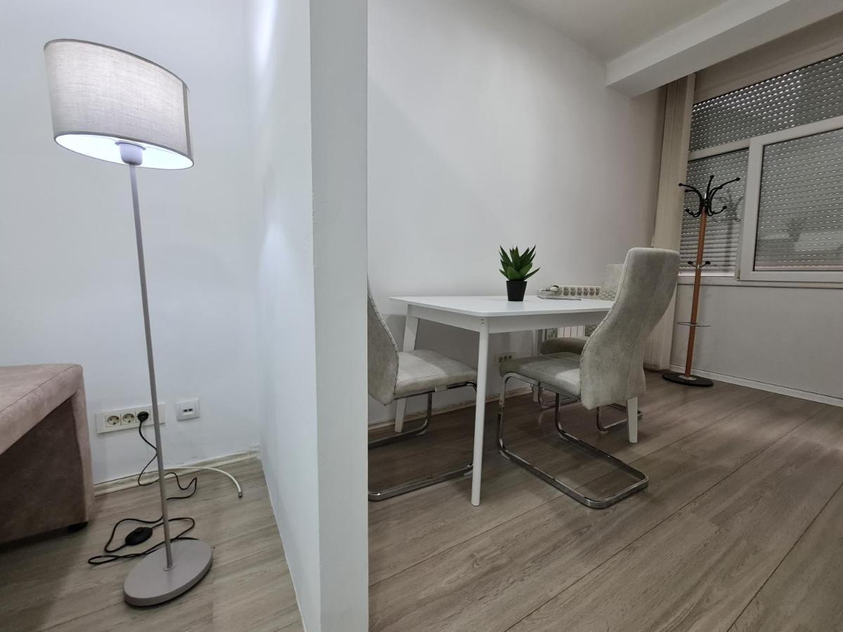 Ferienwohnung Vicente Pedestrian Street Apartman Ni Exterior foto