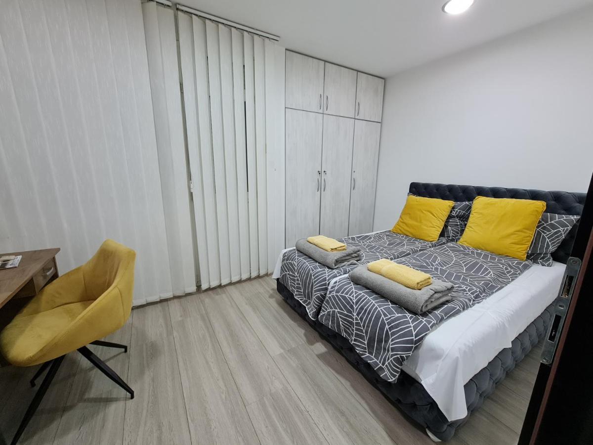 Ferienwohnung Vicente Pedestrian Street Apartman Ni Exterior foto